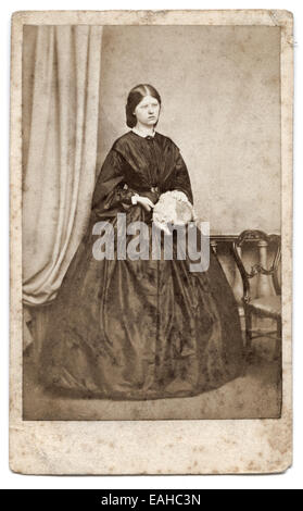 Viktorianische Carte-de-Visite, Porträt einer jungen Frau aus der Humphrey Studio Cheltenham, England ca. 1865 Stockfoto