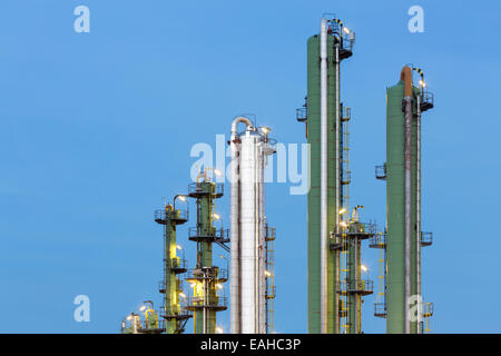 Detail von Grün und Silber Destillation Türme in einer Chemiefabrik und Raffinerie mit blauen Nachthimmel. Stockfoto