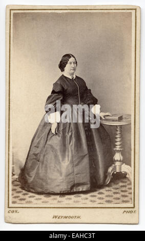 Viktorianische Carte-de-Visite, Porträt von einem nahen im Alter von Frau aus dem Studio E Cox Weymouth, England, ca. 1865 Stockfoto