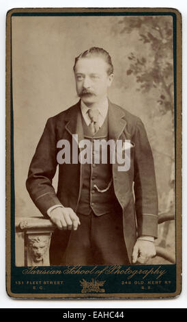 Carte-de-Visite, Porträt eines Mannes aus Paris School of Photography Studio Fleet Street, London UK ca. 1904 Stockfoto