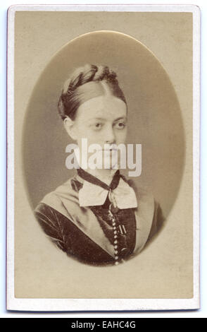 Viktorianische Carte-de-Visite, Porträt einer jungen Frau.  Aufgenommen im Studio von William Heath, Plymouth, UK, ca. 1875 Stockfoto