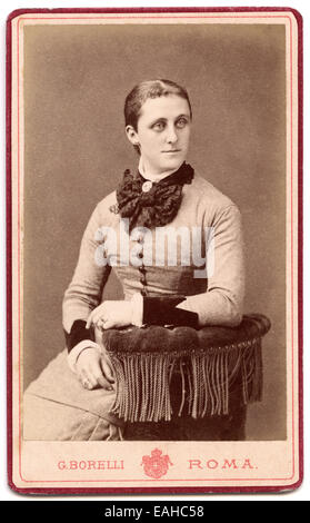 Viktorianische Carte-de-Visite, Porträt einer jungen Frau.  Aufgenommen im Studio von G. Borelli, Rom, Italien ca. 1885 Stockfoto