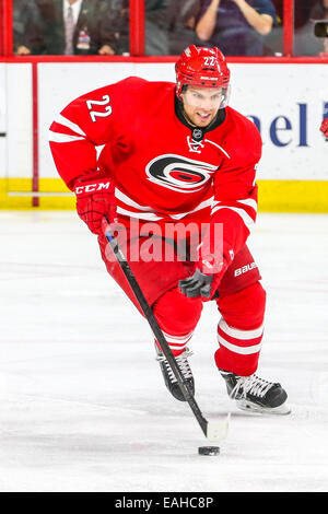 Raleigh, North Carolina, USA. 10. November 2014. Carolina Hurricanes center Zach Boychuk (22) während der NHL-Spiel zwischen den Calgary Flames und die Carolina Hurricanes in der PNC-Arena. Die Carolina Hurricanes besiegten die Calgary Flames 4-1. © Andy Martin Jr./ZUMA Draht/Alamy Live-Nachrichten Stockfoto