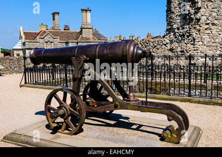 Eine schwarze Gusseisen Kanone montiert auf seinen Wagen auf dem Gelände des Rochester Castle von den Ruinen der Ringmauer geschützt. Stockfoto