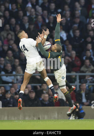 London, Middlesex, Großbritannien. 15. Nov 2014. November 15, 2014 England Wing ANTHONY WATSON steht für einen hohen Ball mit Südafrika Wing's BRYAN HABANA während der England-V - Südafrika match bei Twickenham Stadion: Steve Flynn - ZUMA Drücken Sie Credit: Steve Flynn/ZUMA Draht/Alamy leben Nachrichten Stockfoto