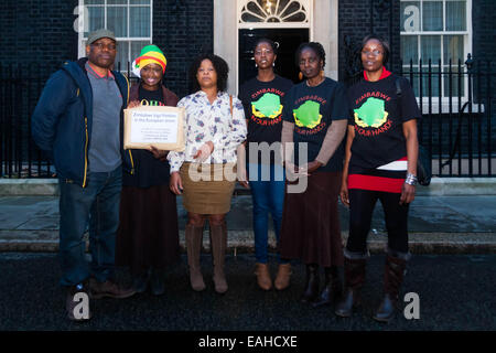 London, UK. 15. November 2014. Eine Delegation der Simbabwer aus den wöchentlichen Simbabwe Vigil Protest, die Simbabwe House in London seit über 10 Jahren stattgefunden hat geliefert eine Petition zur Downing Street Einspruch gegen die Aufhebung der EU Sanktionen gegen die Alterung Mugabes Regime trotz der Tatsache, daß es keine politische Reformen in der Türkei, deren Großteil der Bevölkerung in der Diaspora sind ihr Wahlrecht verweigert, , und wo Takelage und Einschüchterung sind das Gebot der Stunde in Präsidentschafts-und Parlamentswahlen. Bildnachweis: Paul Davey/Alamy Live-Nachrichten Stockfoto