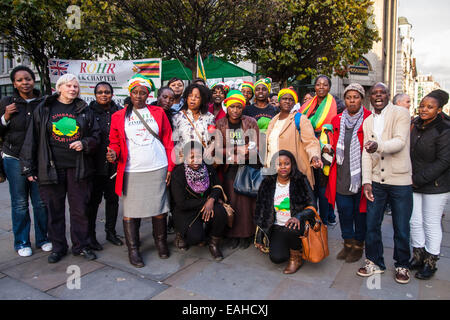 London, UK. 15. November 2014. Eine Delegation der Simbabwer aus den wöchentlichen Simbabwe Vigil Protest, die Simbabwe House in London seit über 10 Jahren stattgefunden hat geliefert eine Petition zur Downing Street Einspruch gegen die Aufhebung der EU Sanktionen gegen die Alterung Mugabes Regime trotz der Tatsache, daß es keine politische Reformen in der Türkei, deren Großteil der Bevölkerung in der Diaspora sind ihr Wahlrecht verweigert, , und wo Takelage und Einschüchterung sind das Gebot der Stunde in Präsidentschafts-und Parlamentswahlen. Bildnachweis: Paul Davey/Alamy Live-Nachrichten Stockfoto