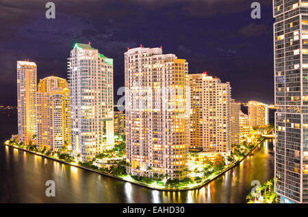 Brickell Key - Maimi, Florida: Zeit Nachtaufnahme von Eigentumswohnungen auf Brickell Key, einer künstlichen Insel in Miami, Florida. Stockfoto