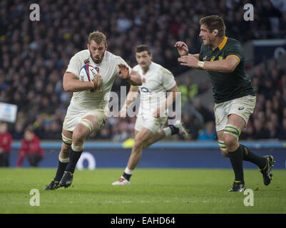 London, Middlesex, Großbritannien. 15. November 2014. 15. November 2014 England Flanker und Kapitän CHRIS ROBSHAW fährt bei Südafrikas Ersatz Lock BAKKIES BOTHA während dem Spiel England - V-Süd Afrika im Twickenham Stadion: Steve Flynn-ZUMA Press Credit: Steve Flynn/ZUMA Draht/Alamy Live News Stockfoto