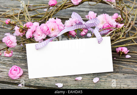 Rosa Blüten mit weißem Karton Stockfoto