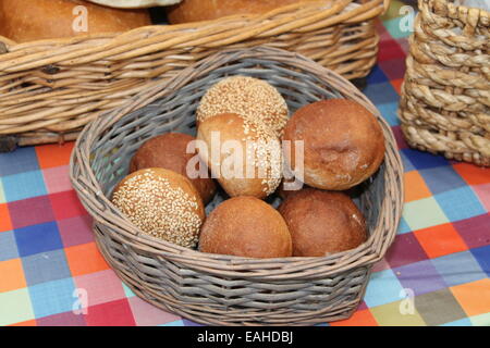 Frisch gemacht ein Weidenkorb der Runde Brötchen. Stockfoto