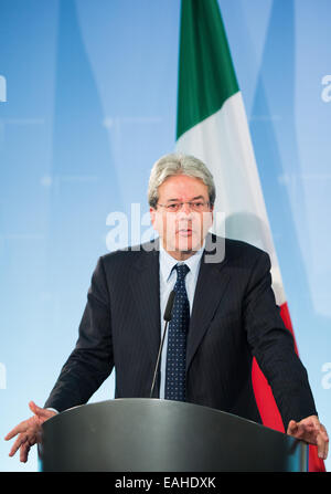 Der italienische Außenminister Paolo Gentiloni spricht während einer Pressekonferenz in Berlin, Deutschland, 13. November 2014. Italiens Regierung fürchtet der Zusammenbruch des Staates Libyen zu mehr Boatpeople im Mediterranaen Meer führt. Foto: Lukas Schulze/dpa Stockfoto