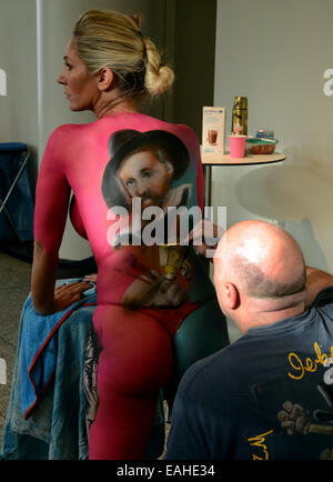 Belgischer Maler Dirk de Jaeger malt ein Modell bei dem niederländischen Bodypainting Wettbewerb "Maskerade," Gast-hosting in Deutschland zum ersten Mal "in Düsseldorf, Deutschland, 9. November 2014. Foto: Horst Ossinger/Dpa - NO-Draht-Dienst- Stockfoto