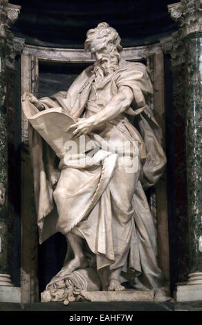 Statue des Matthäus Apostel in einer Nische in der Erzbasilika San Giovanni in Laterano, Rom Italien Stockfoto