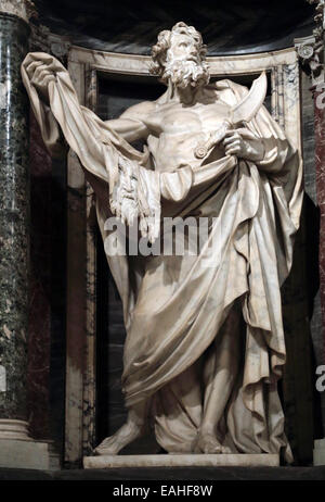 Statue des Bartholomäus der Apostel in einer Nische in der Erzbasilika San Giovanni in Laterano, Rom Italien Stockfoto