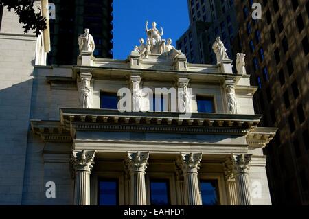 NYC: Westfassade der 1900 Appellate Division von den obersten Gerichtshof des Staates New York mit klassizistische Statuen Stockfoto