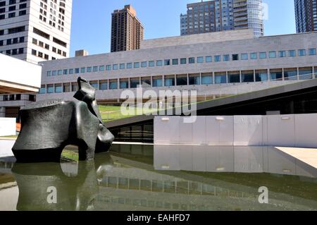 NYC: Paul Milstein Pool mit Henry Moore Skulpturen, Laurie M. Tisch Beleuchtung Rasen und Juilliard School of Music Stockfoto