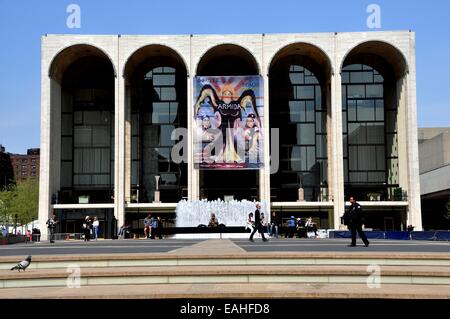 NYC: Josie Robertson Plaza mit Brunnen und der Ostfassade der Metropolitan Opera im Lincoln Center Stockfoto