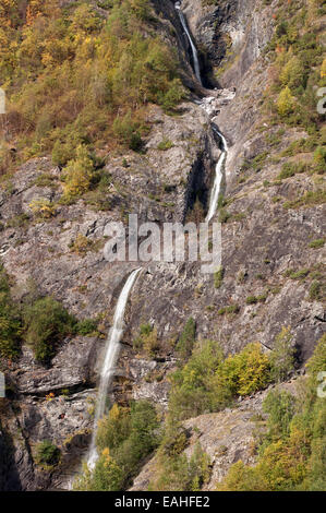 Wasserfall an den Hängen des Naeroyfjord, Norwegen Stockfoto