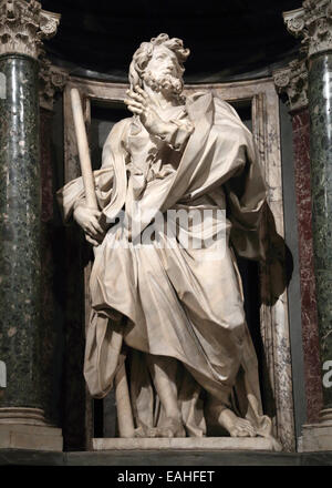 Statue von James die weniger der Apostel in einer Nische in der Erzbasilika San Giovanni in Laterano, Rom Italien Stockfoto