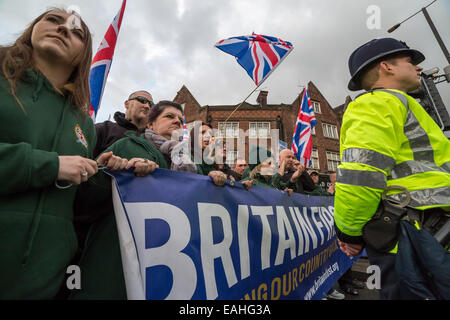 Rochester, Großbritannien. 15. November 2014.  Großbritanniens erste Unterstützer Zusammenstoß mit Antifaschisten Credit: Guy Corbishley/Alamy Live News Stockfoto