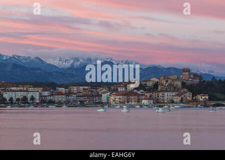 San Vicente De La Barquera und die Picos de Europa Angebot von Sunrise. Stockfoto