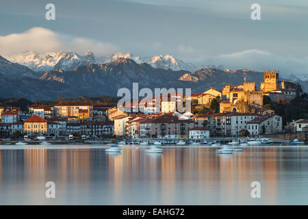 San Vicente De La Barquera und die Picos de Europa Angebot von Sunrise. Stockfoto