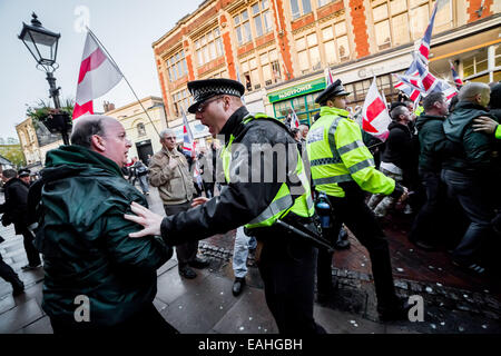 Rochester, Großbritannien. 15. November 2014.  Großbritanniens erste Unterstützer Zusammenstoß mit Antifaschisten Credit: Guy Corbishley/Alamy Live News Stockfoto