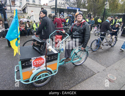 London, UK. 14. November 2014. Demonstrant in der Londoner Oxford Street März gegen Zyklus Todesfälle und Luftverschmutzung in London. Bildnachweis: Marc Zakian/Alamy Live-Nachrichten Stockfoto