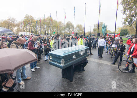 London, UK. 14. November 2014. Symbolische Sarg auf Londons Oxford Street Marsch gegen Zyklus Todesfälle und Luftverschmutzung in London Credit: Marc Zakian/Alamy Live-Nachrichten Stockfoto