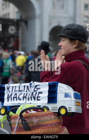 London, UK. 14. November 2014. Der Londoner Oxford Street März gegen Zyklus Todesfälle und Luftverschmutzung in London. Bildnachweis: Marc Zakian/Alamy Live-Nachrichten Stockfoto