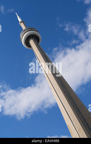 Der CN Tower in Toronto gesehen von unten, Ontario, Kanada Stockfoto