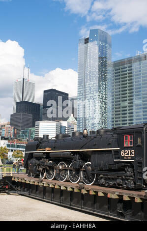 Dampfzug 6213 auf Drehscheibe im John Street Roundhouse mit modernen Gebäuden im Hintergrund Toronto, Ontario, Kanada Stockfoto