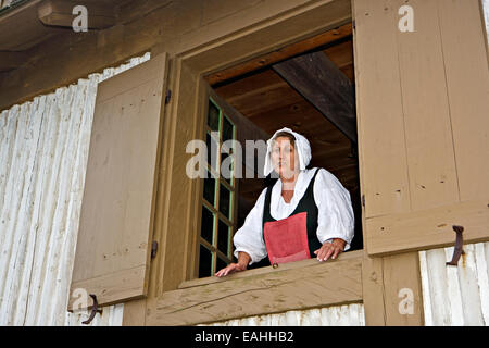 Eine Frau banters während eine öffentliche Bestrafung eines Fischers wegen Diebstahls eine Flasche Wein auf der Festung Louisbourg, Louisbour Stockfoto