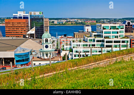 Die alte Stadt-Uhr aus der Halifax Citadel National Historic Site in der Stadt von Halifax, Halifax Metro, Nova Scotia, Cana gesehen Stockfoto