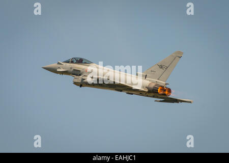 Fairford, UK - 12. Juli 2014: eine italienische Luftwaffe Typhoon Jet anzeigen bei der Royal International Air Tattoo. Stockfoto