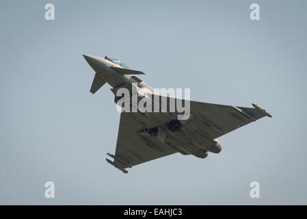 Fairford, UK - 12. Juli 2014: eine italienische Luftwaffe Typhoon Jet anzeigen bei der Royal International Air Tattoo. Stockfoto