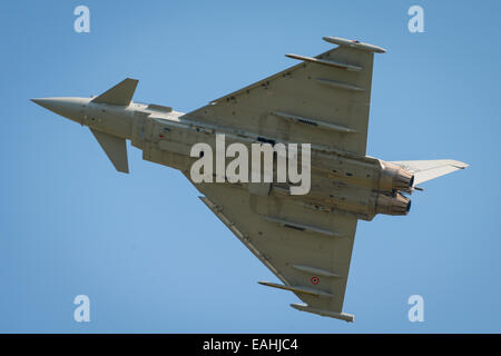 Fairford, UK - 12. Juli 2014: eine italienische Luftwaffe Typhoon Jet anzeigen bei der Royal International Air Tattoo. Stockfoto