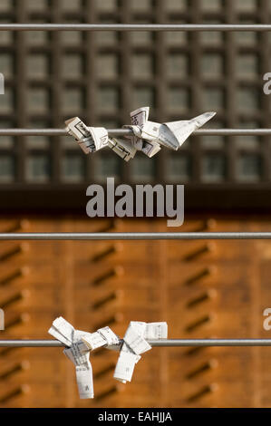 Binden buddhistische Omikuji Vermögen auf Zettel, auf ein Rack geschrieben. Die Vermögen sind in den nummerierten Feldern gesehen in der b gehalten. Stockfoto