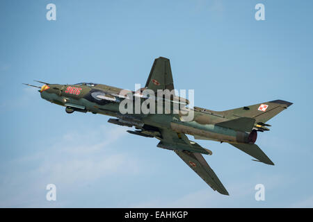 Fairford, UK - 12. Juli 2014: polnische Luftwaffe SU 22 Fitter Flugzeug anzeigen bei der Royal International Air Tattoo. Stockfoto