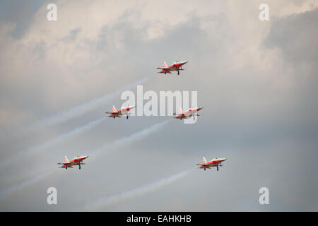 Fairford, UK - 12. Juli 2014: Patrouille Suisse F5 Flugzeug anzeigen bei der Royal International Air Tattoo. Stockfoto