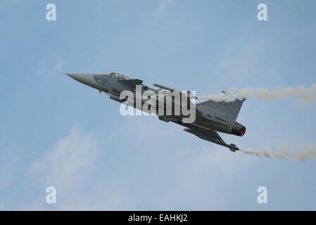 Fairford, UK - 12. Juli 2014: A Saab JAS 39 Gripen Flugzeug im Flug und bei der Royal International Air Tattoo anzeigen. Stockfoto