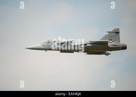 Fairford, UK - 12. Juli 2014: A Saab JAS 39 Gripen Flugzeug im Flug und bei der Royal International Air Tattoo anzeigen. Stockfoto