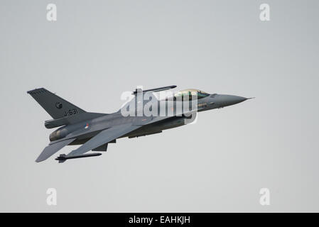 Fairford, UK - 12. Juli 2014: A Royal niederländischen Luftwaffe (RNLAF) F16-Kampfjet im Flug und bei der Royal International anzeigen Stockfoto