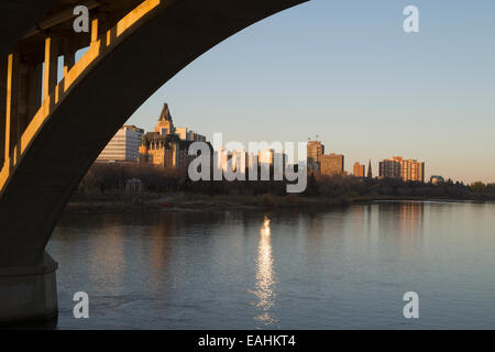 Broadway Bridge mit Saskatoon Skyline und Bessborough hotel Stockfoto