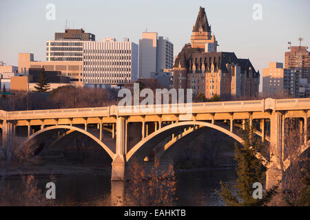 Broadway Bridge mit Saskatoon Skyline einschließlich Bessborough Hotel. Die Brücke wurde als ein Make-Projekt während der Weltwirtschaftskrise 1932 erbaut. Stockfoto