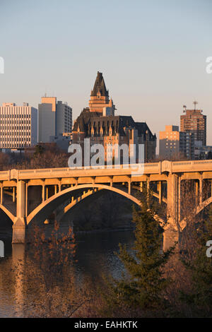 Broadway Bridge mit Saskatoon Skyline einschließlich Bessborough Hotel. Die Brücke wurde als ein Make-Projekt während der Weltwirtschaftskrise 1932 erbaut. Stockfoto