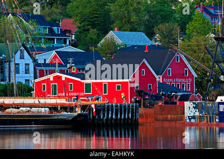 Adams und Knickle Ltd. Gebäude in Stadt Lunenburg bei Sonnenuntergang, Hafen von Lunenburg Lighthouse Route, Nova Scotia, Kanada Stockfoto