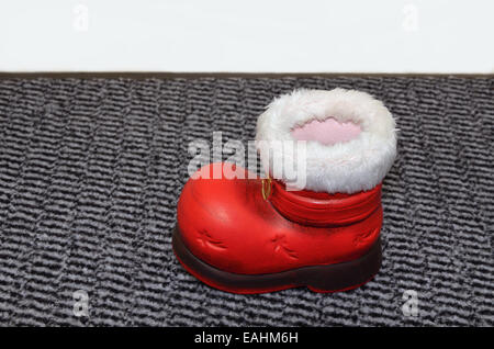 Santa rote Stiefel, leer, Nahaufnahme, isoliert auf grauem Hintergrund Stockfoto