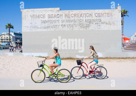 Radfahren am Venice Beach, Los Angeles, Kalifornien, USA Stockfoto